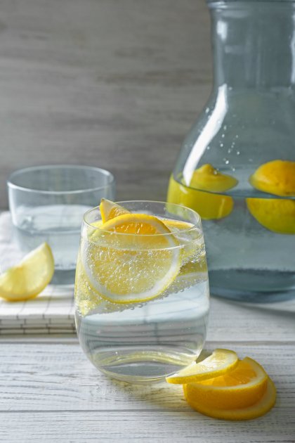 Wasser mit Zitrone